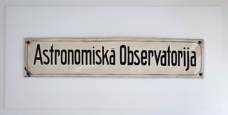 Durvju plāksnīte ar uzrakstu “Astronomiskā observatorija”. Foto: Ilgonis Vilks