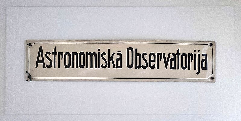 Durvju plāksnīte ar uzrakstu “Astronomiskā observatorija”. Foto: Ilgonis Vilks Durvju plāksnīte ar uzrakstu “Astronomiskā observatorija”. Foto: Ilgonis Vilks