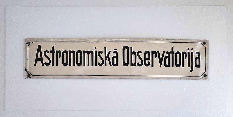 MĒNEŠA PRIEKŠMETS. Astronomiskās observatorijas durvju plāksnīte