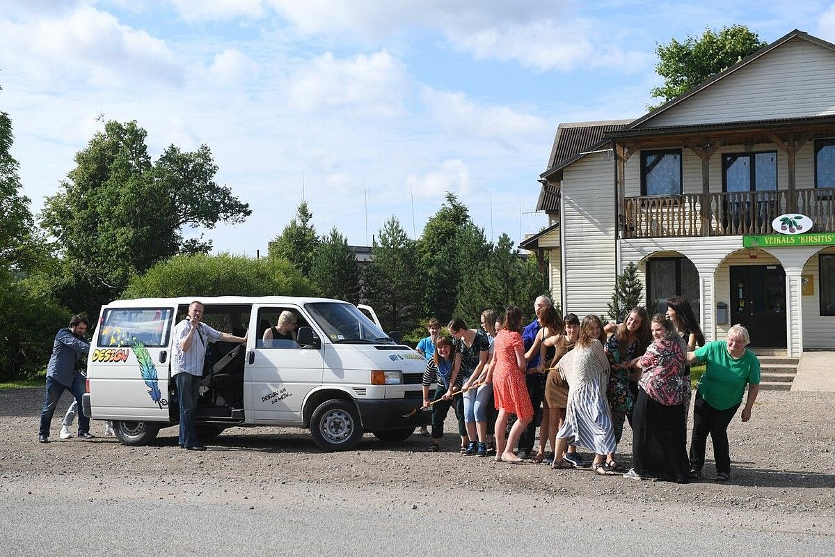 Ekspedīcijas dalībnieki 2018. gadā Rudzātos Līvānu novadā. Fotogrāfijas autors: Elīna Kursīte