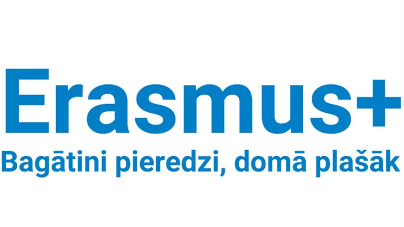 Erasmus+ logotips ar zilā krāsā uzrakstu "Erasmus+" un saukli "Bagātini pieredzi, domā plašāk"