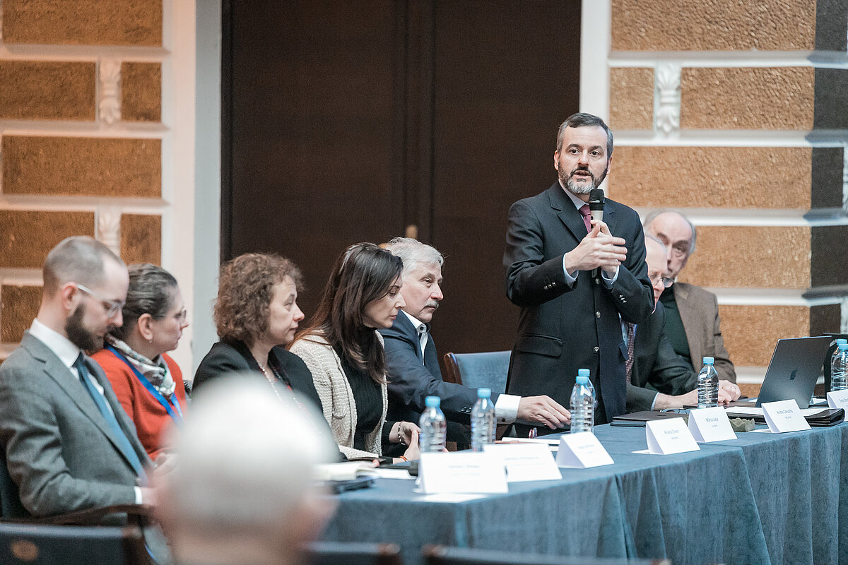 Projekta “Vēža aprūpes koordinācijas un skrīninga uzlabošana Latvijā un Slovākijā” norises gaita Latvijā: prezentē IARC eksperts Andrē Karvalju (Andre Carvalho). Foto: Toms Grīnbergs, LU Komunikācijas departaments.