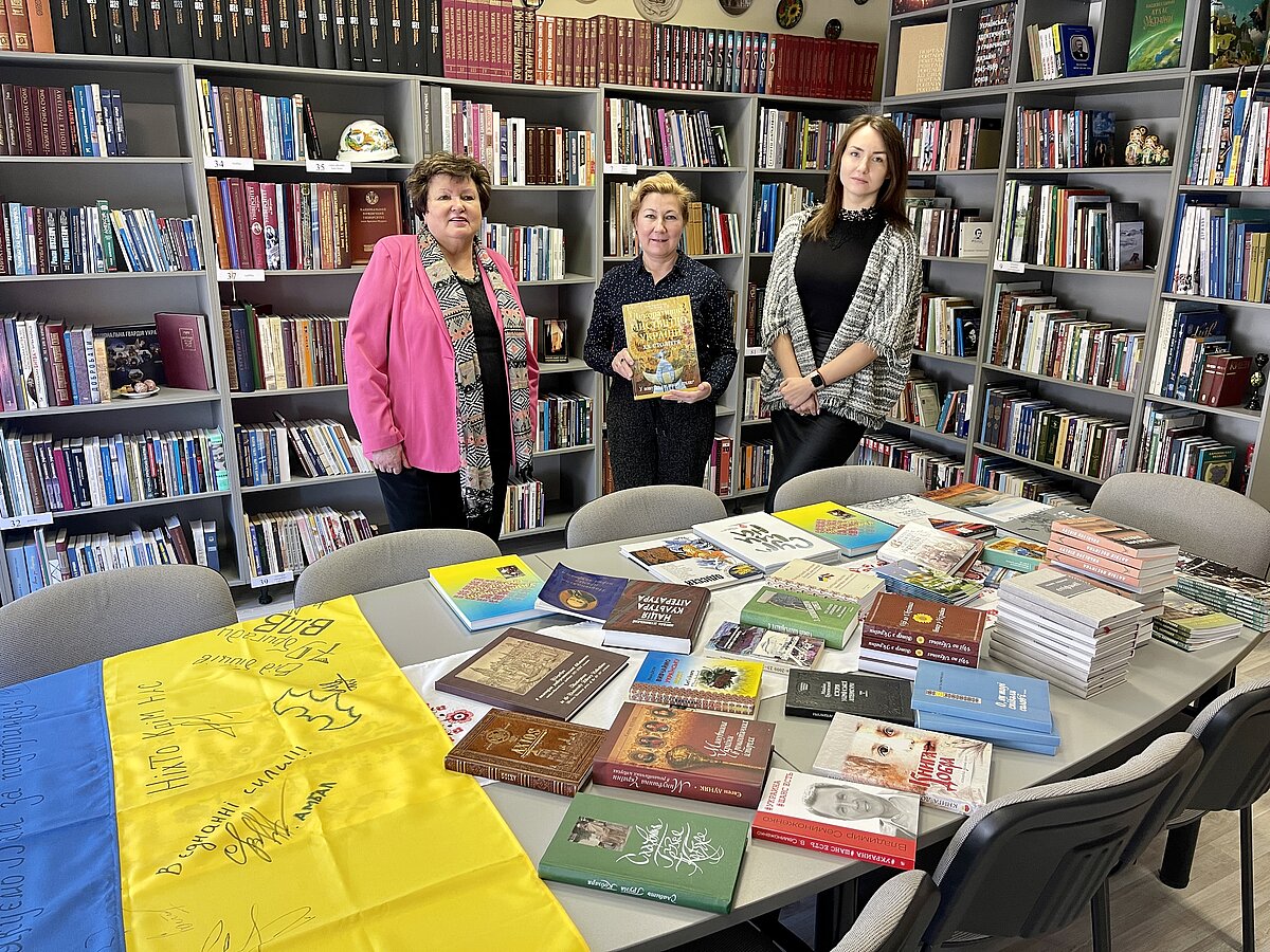 LU Akadēmiskās bibliotēkas direktore Venta Kocere, Rīgas Ukraiņu vidusskolas bibliotekāre Alla Kisiļova, LU Akadēmiskās bibliotēkas Ukrainas Informācijas centra vadītāja Linda Eltermane.