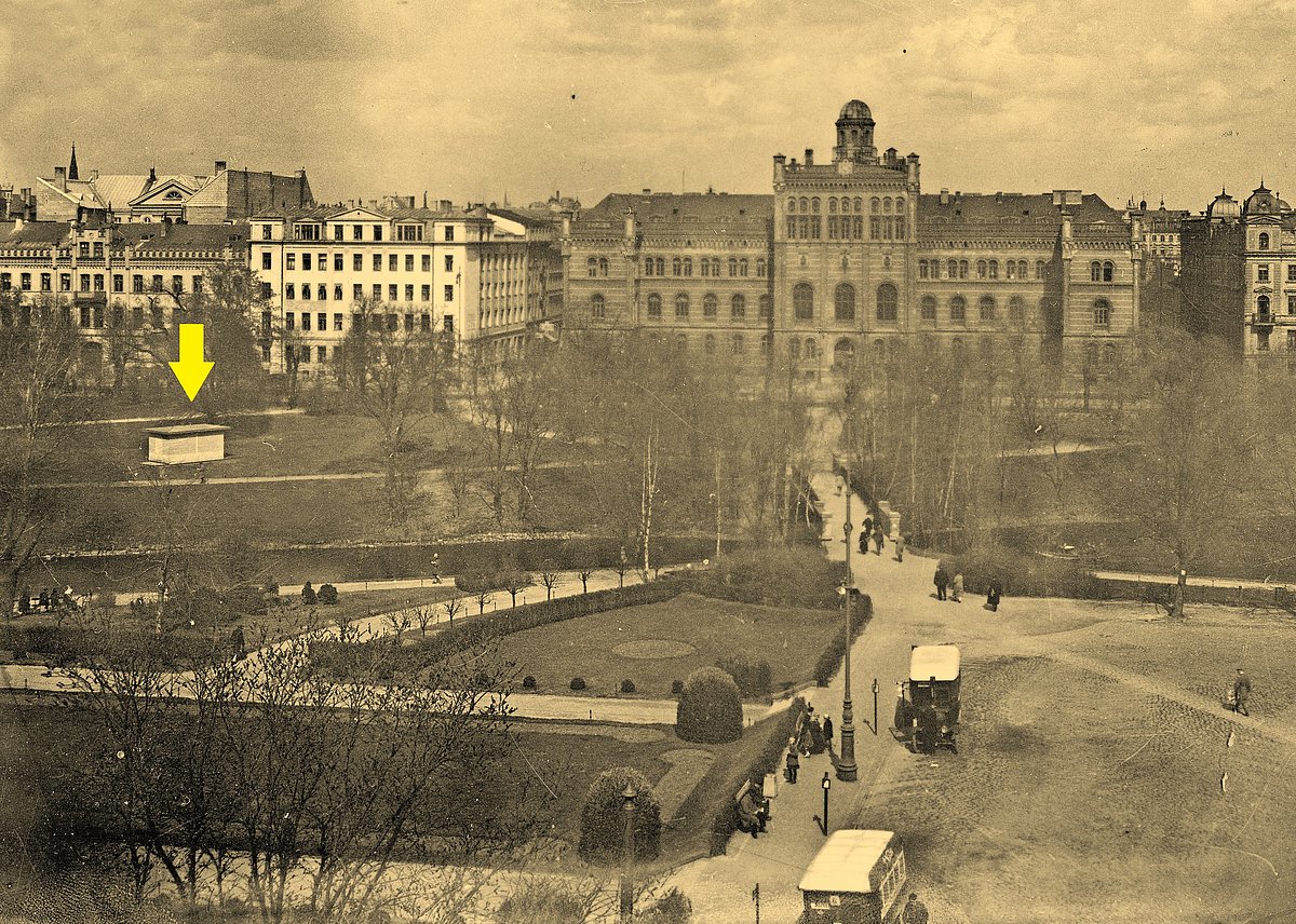 Latvijas Universitātes ēka un novērojumu paviljons (kreisajā malā) pirms 1930. gada. No LU Muzeja krājuma.