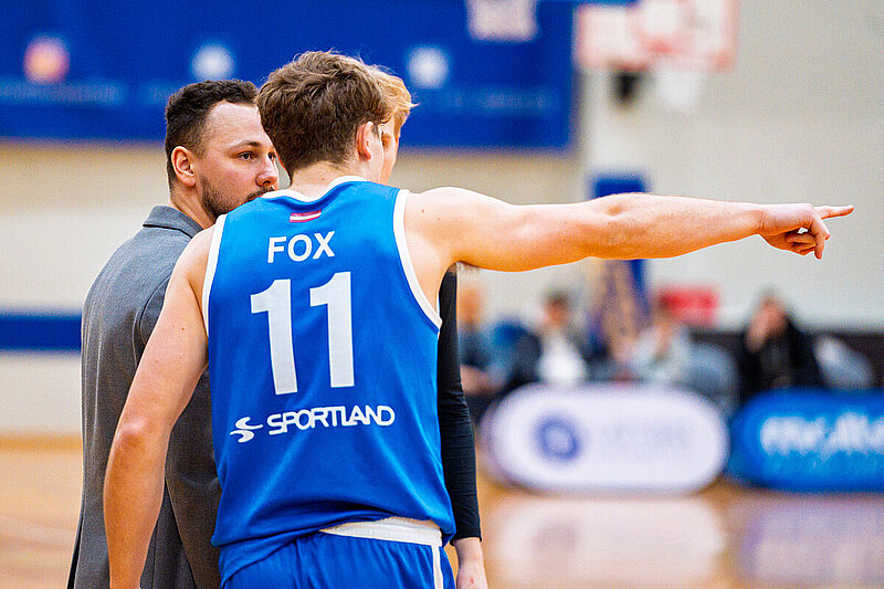 Basketbolists uz laukuma 