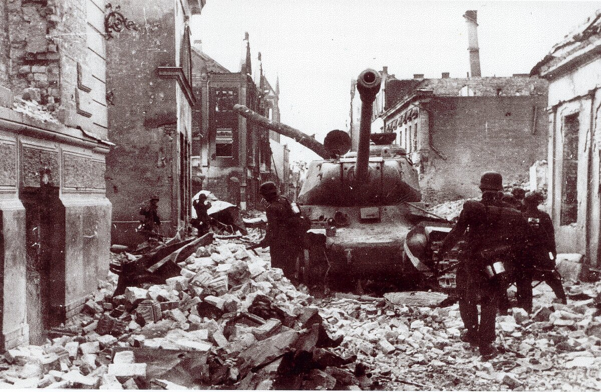 Vācu karavīri pie sašauta padomju tanka IS-2 netālu no Katoļu un Driksas ielas krustojuma. Jelgava, 1944. gada jūlijs-augusts. Foto: Latvijas Kara muzejs
