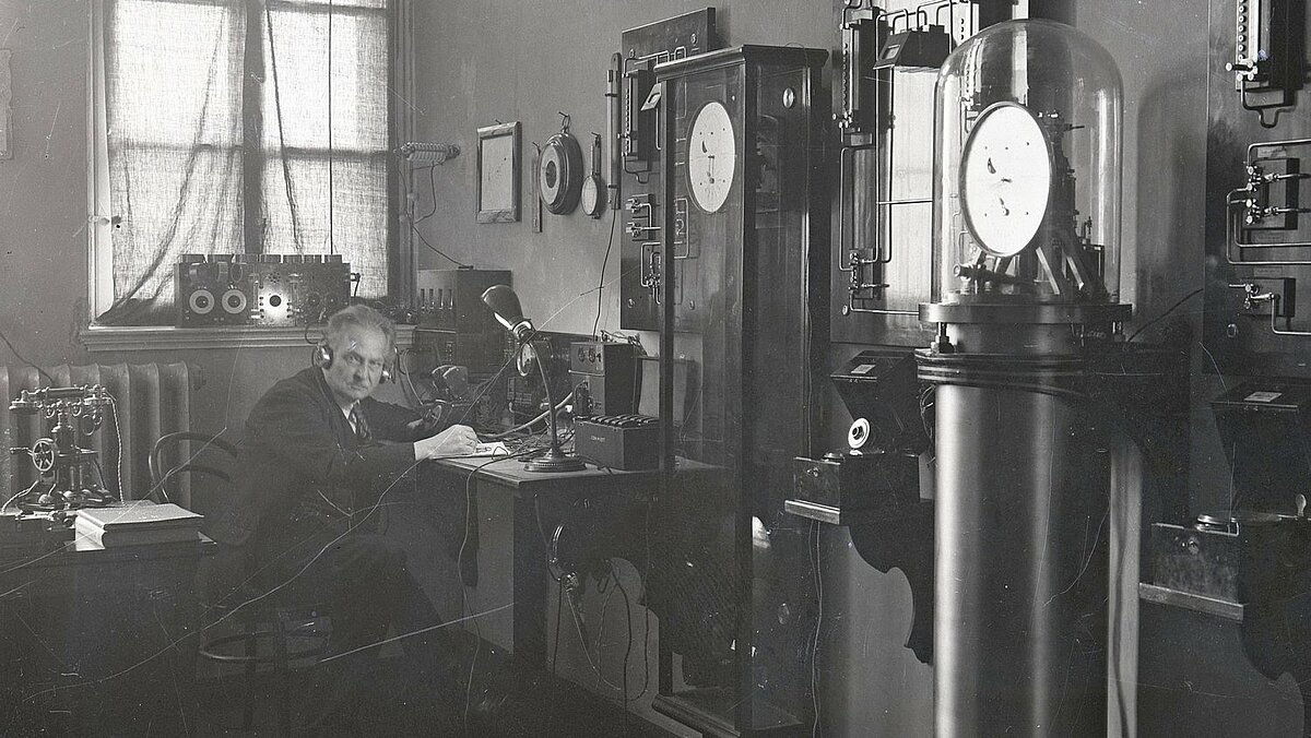 Pulksteņmeistars Ernsts Lips pie LU Astronomiskās observatorijas laika dienesta aparatūras ap 1923. gadu. LU Muzeja krājums