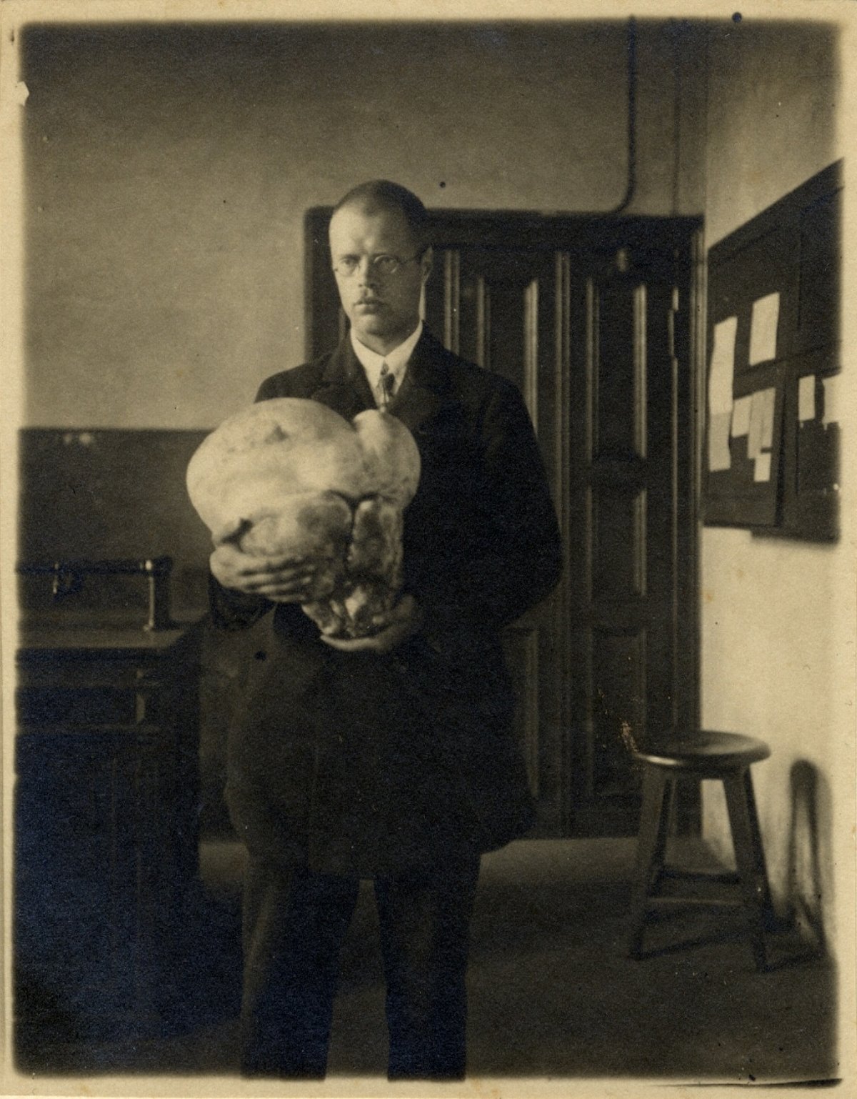 Sarkankalna slimnīcas ārsts psihiatrs Ernsts Hollanders ar milzu apaļpūpēdi (fotogrāfija no LU Muzeja krājuma)
