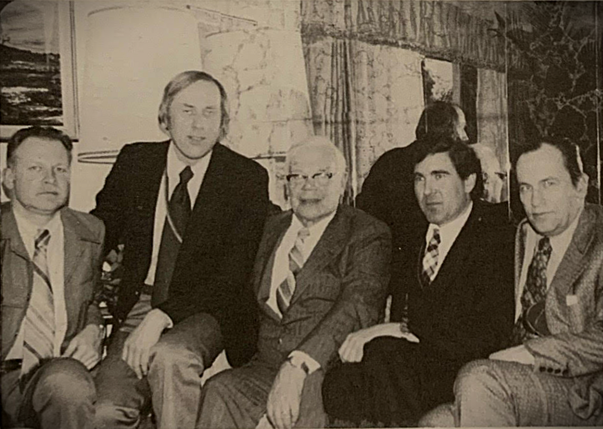 Studentu korporācijas Latvia biedri Mineapolē (ASV), apsveicot E. Ķiploku 75 gadu jubilejā, 1982.04.03. E. Ķiploka mājās. No kr. Ģirts Jātnieks, Visvaris Ģiga, E. Ķiploks, Uldis Erdmanis un Ansis Sapraša. Foto: Studentu korporācijas Latvia arhīvs Studentu korporācijas Latvia biedri Mineapolē (ASV), apsveicot E. Ķiploku 75 gadu jubilejā, 1982.04.03. E. Ķiploka mājās. No kr. Ģirts Jātnieks, Visvaris Ģiga, E. Ķiploks, Uldis Erdmanis un Ansis Sapraša. Foto: Studentu korporācijas Latvia arhīvs