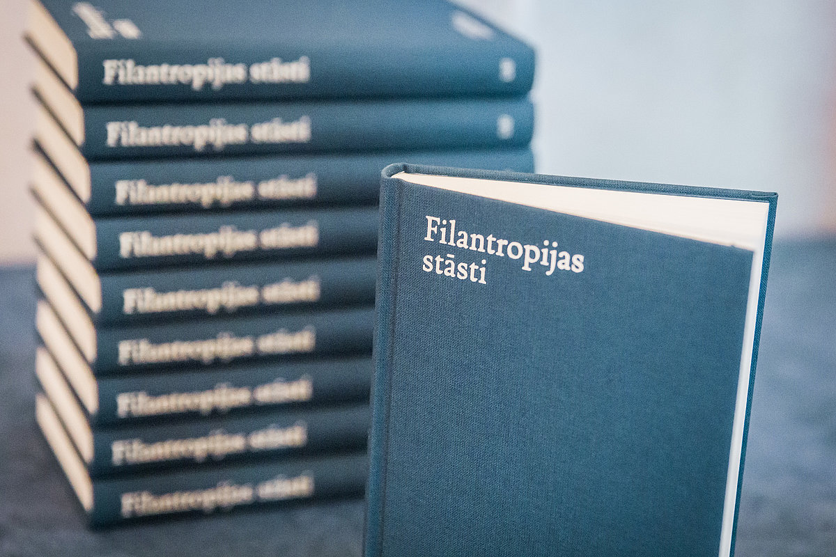 LU fonda izdotā svētku grāmata "Filantropijas stāsti". Foto: Toms Grīnbergs, LU Komunikācijas un inovāciju departaments.