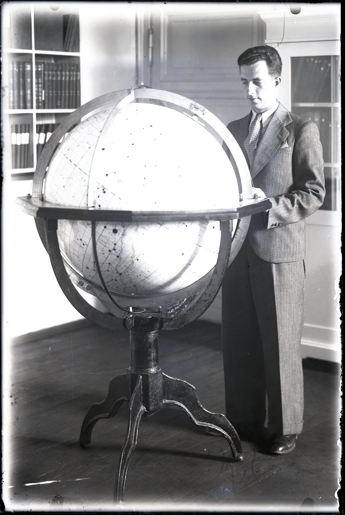 20. gadsimta 30. gadi, pie globusa astronoms Jēkabs Videnieks. Foto no kolekcijas krājuma