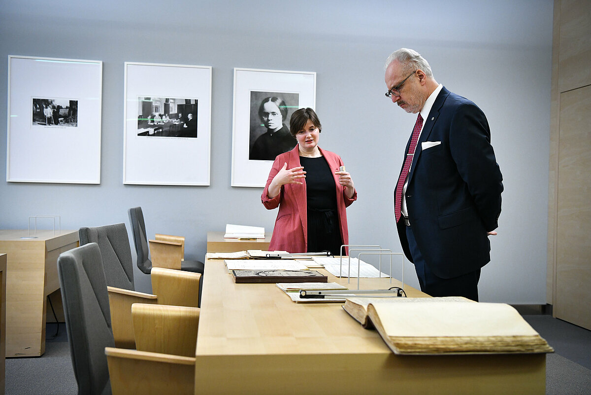 Valsts prezidents Egils Levits apmeklē Latvijas Universitātes Literatūras, folkloras un mākslas institūtu. Foto autors: Ilmārs Znotiņš, Valsts prezidenta kanceleja.