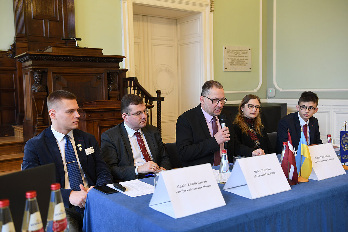 Paneļdiskusijas dalībnieki (no kreisās): Rūdolfs Rubenis, Jānis Pleps, Uldis Neiburgs, Kristīne Beķere un Leons Podbrezskis (Foto: Sarmīte Livdāne) Paneļdiskusijas dalībnieki (no kreisās): Rūdolfs Rubenis, Jānis Pleps, Uldis Neiburgs, Kristīne Beķere un Leons Podbrezskis (Foto: Sarmīte Livdāne)