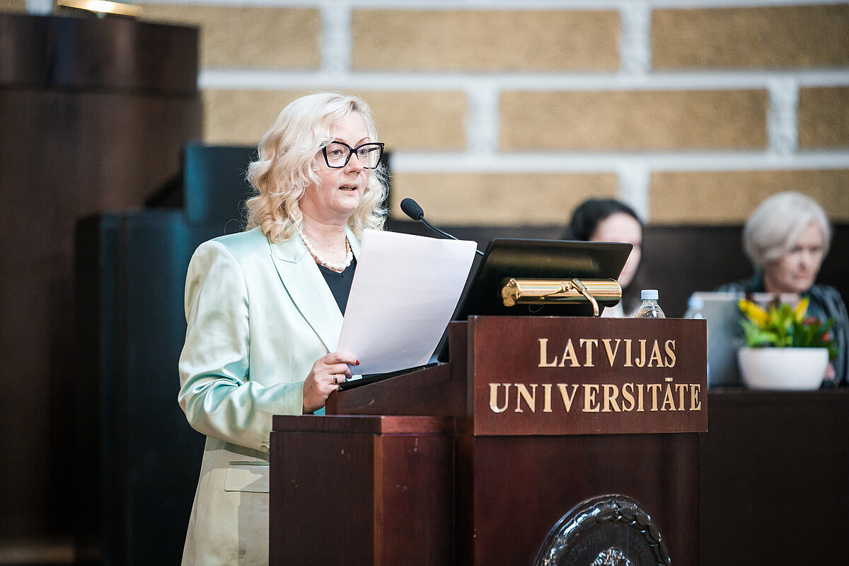 LU Doktorantūras skolas direktore prof. Zanda Rubene
Foto: Toms Grīnbergs, LU LU profesore Zanda Rubene runā no tribīnes Lu Lielajā aulā
