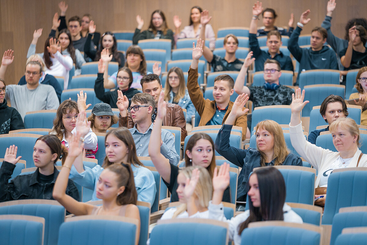 Studenti Latvijas Universitātes auditorijā
Foto: Toms Grīnbergs, LU Studenti auditorijā pacēluši roku balsošanai