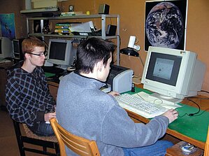 M. Eglītes skolēni zinātniskā pētījuma laikā apstrādā zvaigžņu novērojumu datus, 2008. gads. I. Eglīša foto