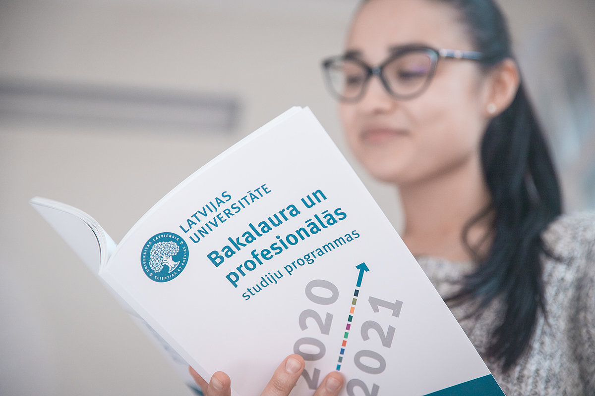 Pasūti jauno studiju bukletu un uzzini par studiju iespējām LU! © Foto: Toms Grīnbergs, Latvijas Universitātes Komunikācijas un inovāciju departaments
