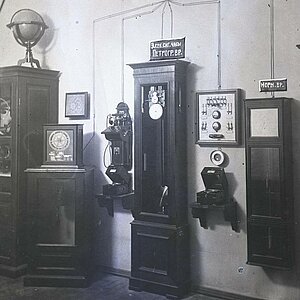 Denkera pulkstenis Rīgas Politehnikumā 19. gadsimta beigās. LU Muzeja krājums