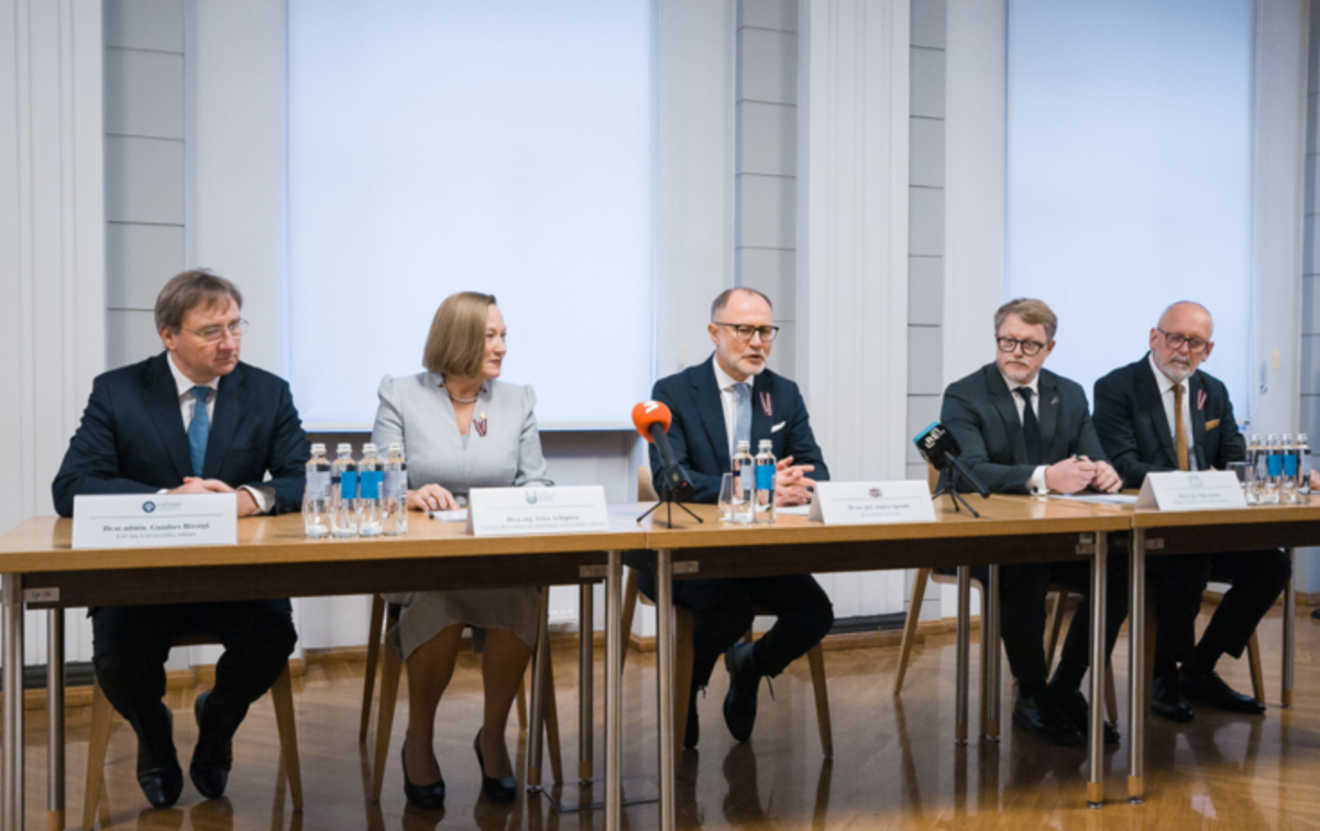 Foto: Toms Grīnbergs, LU Universitāšu rektori un aizsardzības ministrs sēž pie galda