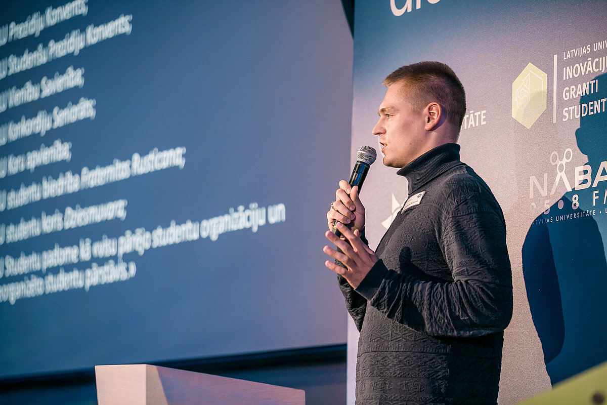 LU Muzeja krājuma glabātājs Rūdolfs Rubenis.