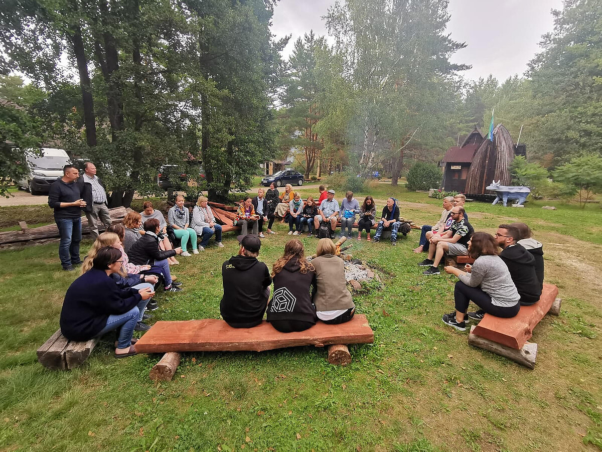 Trešās lībiešu vasaras universitātes dalībnieki Košragā 2021. gadā. Foto: LU HZF Lībiešu institūts.