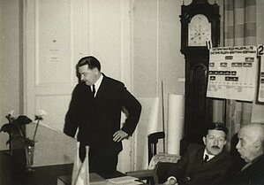 V. Langenfelda doktora disertācijas aizstāvēšana. Sēž 1. no kreisās puses: disertācijas oponents Viktors Māzings (Viktor Masing; 1925 – 2001) Tartu universitāte, 1971. gads. Foto: no LU Muzeja krājuma 