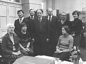 Profesora Kārļa Šteina aspiranti, Elga Kaupuša stāv, otrā no labās puses, 1983. Foto: LU Muzeja krājums 