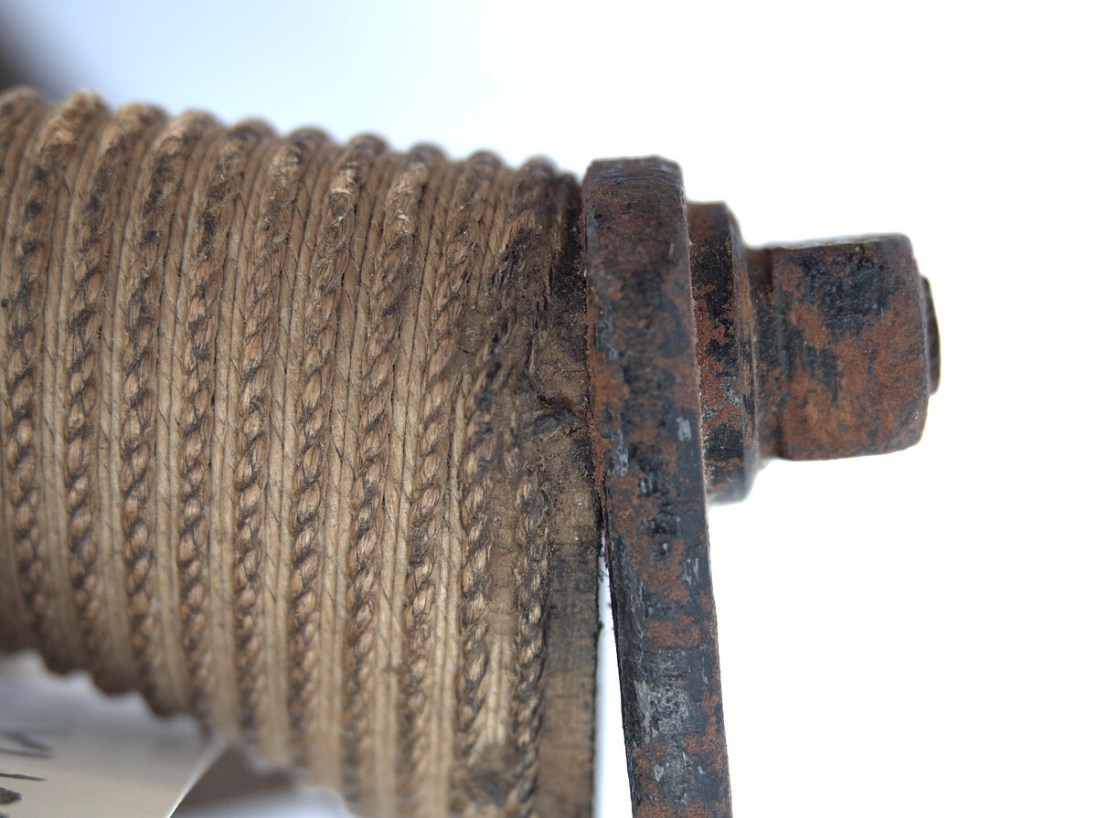 8. att. Rapiera roktura fragments un poga pirms konservācijas darbu veikšanas. Foto: Gints Ajausks 8. att. Rapiera roktura fragments un poga pirms konservācijas darbu veikšanas. Foto: Gints Ajausks