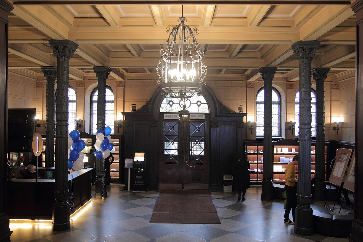 No šodienas Latvijas Universitātes galvenās ēkas vestibilā var ne tikai saņemt konsultācijas, izziņas un citus dokumentus, bet arī iegādāties LU suvenīrus, izdevumus un grāmatas. © Foto: Toms Grīnbergs, Latvijas Universitātes Komunikācijas un inovāciju departaments