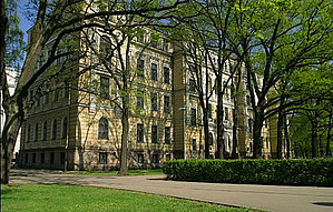 Ēka celta (1898-1901) pēc arhitekta J. Koha projekta. Bijusī Latvijas Universitātes Bioloģijas fakultāte ēka.