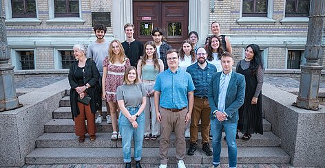 LU vasaras skolas dalībnieki pie LU galvenās ēkas