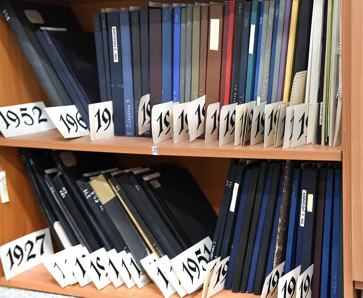 84 studentu manuskripti (maģistra, bakalaura, diploma, kursa un prakses darbi) LU Muzeja Zooloģijas kolekciju bibliotēkas krājumā (Foto: Sarmīte Livdāne)