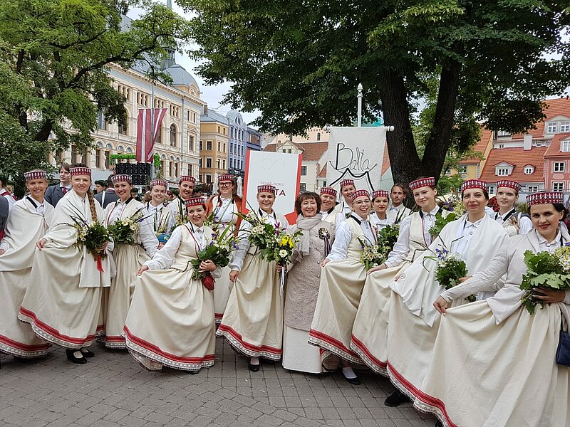 Intervija ar kora “Balta” māksliniecisko vadītāju Māru Marnauzu