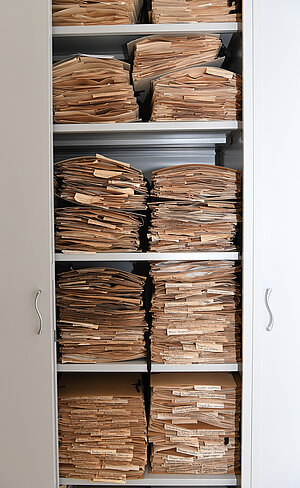 E.Vimbas sēņu herbārija mapes tām paredzētajā skapī LU Muzeja krājumā. Foto: LU Muzeja krājums, Sarmīte Livdāne 21.10.2025