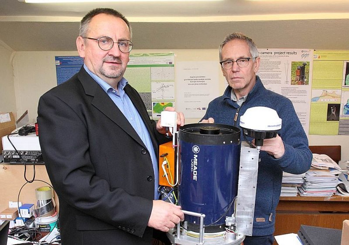From left: Gunārs Silabriedis, the director of UL Institute of Geodesy and Geoinformatics and Ansis Zariņš, the leading researcher with digital zenith camera
Photo: Valdis Semjonovs