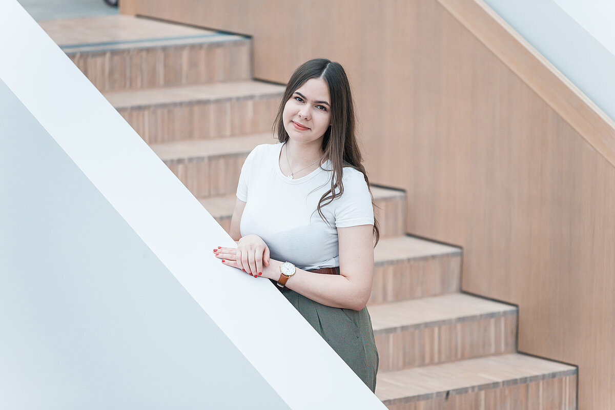 "Studēšana un mācīšanās nav viens un tas pats, studijās viss ir atkarīgs no tevis paša," uzskata Māra.
© Foto: Toms Grīnbergs, Latvijas Universitātes Komunikācijas un inovāciju departaments