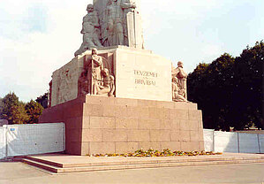 6.att. Piemineklis restaurācijas laikā. Foto: V. Hodireva