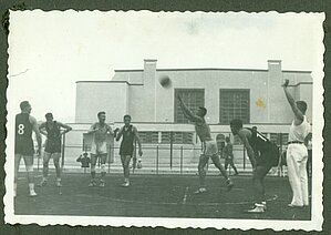 Starptautiskām sacensībām ārzemēs, 20. gs. 30. gados. Ar bumbu – Rūdolfs Jurciņš (Latvijas Sporta muzeja krājums)