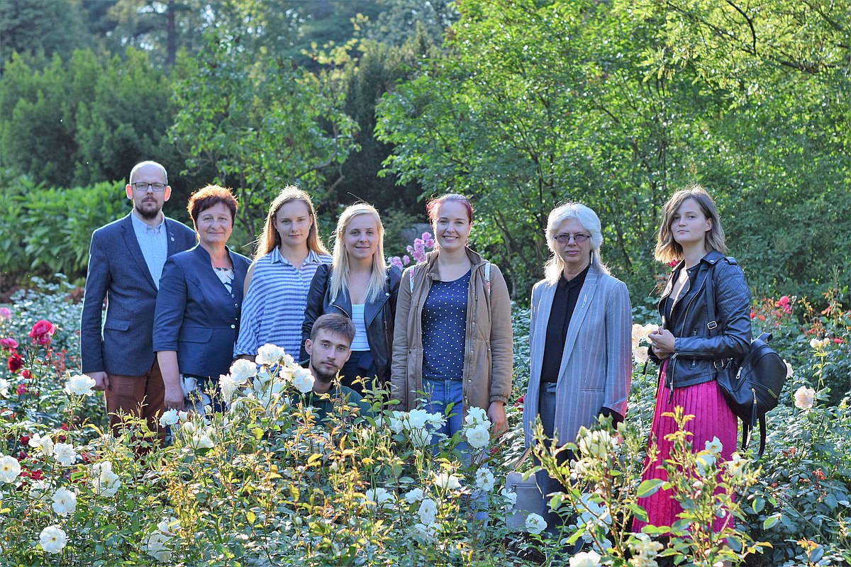 Jelgavas novada pašvaldības stipendijas ieguvēju un pašvadības pārstāvju salidojums LU Botāniskajā dārzā. No kreisās: Jelgavas novada pašvaldības Izglītības pārvaldes Galvenais speciālists mūžizglītības jautājumos Jānis Erno, Jelgavas novada domes priekšsēdētāja vietniece izglītības, kultūras un sporta jautājumos Aija Tračuma, stipendiāti Liene Roziņa, Anda Birģele, Artis Galvanovskis, Krista Umbraško, Jelgavas novada pašvaldības Izglītības pārvaldes vadītāja Ginta Avotiņa un stipendiāte Agneta Veinberga. Foto no LU fonda privātā arhīva.