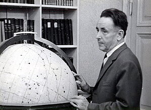 Profesors Kārlis Šteins pie lielā debess globusa. Foto: no LU Muzeja F. Candera un Latvijas astronomijas kolekcijas krājuma
