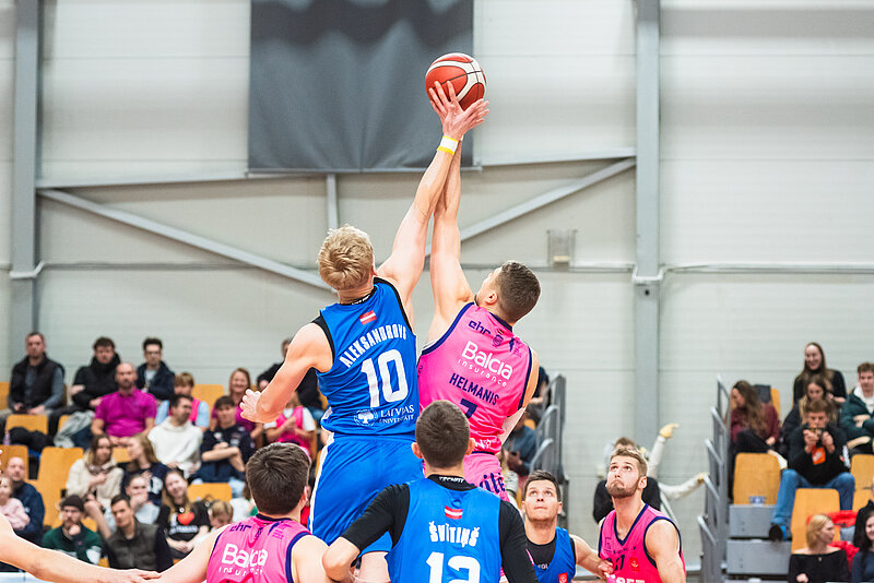 Foto: Māris Greidāns Basketbola komandas spēlētāji spēles laukumā