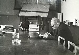 1968. gads, profesors Jānis Lūsis ar studentu, uz galda nolikta vēl kāda Jāņa Lūša iecienīta platmale, ar šaurākām malām. Foto no LU Muzeja krājuma.