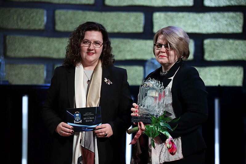 Kristīne Strada-Rozenberga un Ina Mežiņa-Mamajeva LU Izcilības balvas svinīgajā pasniegšanas ceremonijā