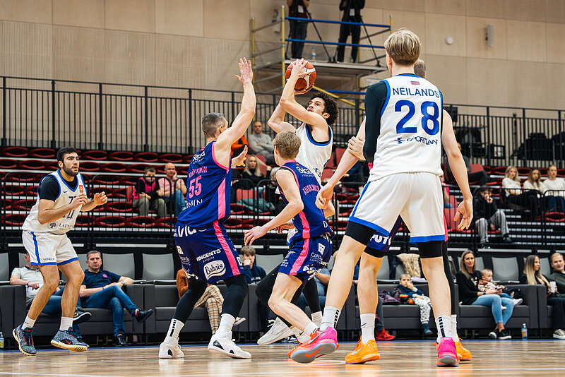 LU basketbola komanda piekāpjas “Rīgas Zeļļiem” izbraukuma spēlē
