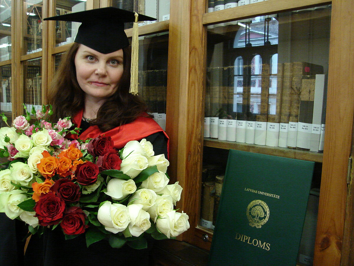 Ilona Vēliņa-Švilpe LU Bibliotēkā pēc LU maģistra diploma saņemšanas. Foto no privātā arhīva.