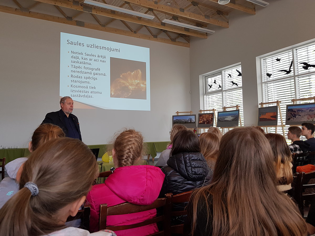 Skolēnu grupas pavadošie skolotāji atzinīgi novērtēja Ilgoņa Vilka nodarbības.