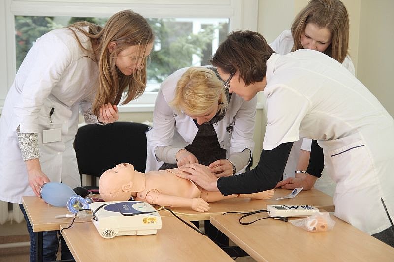 LU Medicīnas fakultātes Jauno mediķu skolu absolvēs 43 skolēni