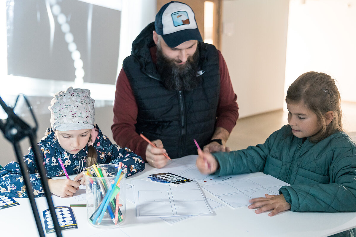 Nākotnes zinātnieki piedalās LU Zinātnieku naktī 2022
Foto: Toms Grīnbergs, LU Skolēni Zinātnieku naktī veic dažādus uzdevumus