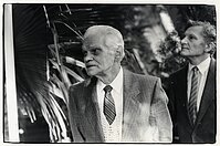 Profesors Ernests Foldāts un docents Alfons Piterāns LU Botāniskā dārza palmu mājā 1990. gada septembrī (LU Muzeja arhīvs)