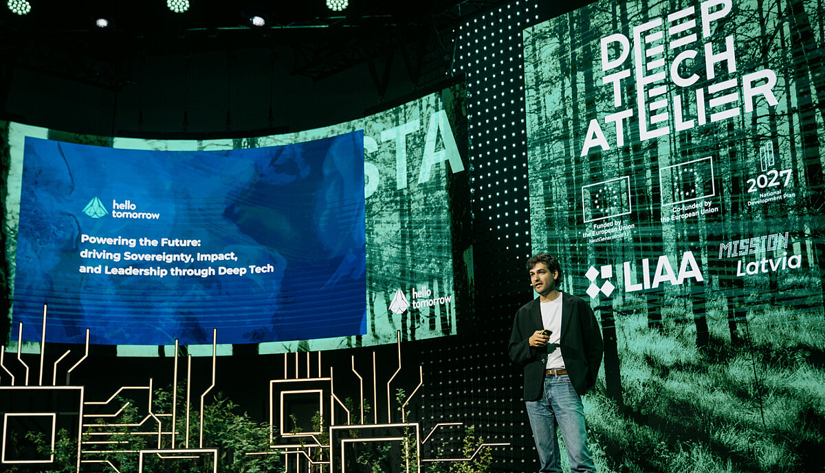 Foto: Publicitātes Vīrietis stāv uz skatuves konferencē un runā